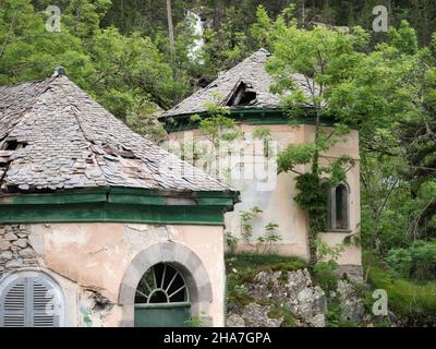 Verlassene alte Gebäude im Spa Panticosa (Baños de Panticosa), Valle de Tena, Huesca Aragon, Spanien Stockfoto