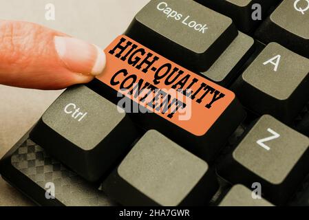 Hand schreiben Zeichen hohe Qualität Inhalt. Business Approach Website ist nützlich informativ Engagement für das Publikum Abstract Reasearching Old Online-Artikel Stockfoto
