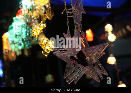 Kalkutta, Indien. 10th Dez 2021. Ein Verkäufer arrangiert Weihnachtsdekorationen an seinem Stand auf einem Markt in Kalkutta. (Bild: © Dipa Chakraborty/Pacific Press via ZUMA Press Wire) Stockfoto