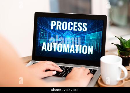 Text mit Inspiration Process Automation. Überblick über das Unternehmen Transformation optimierte Robotic zur Vermeidung von Redundanz Handeingabe auf dem Laptop Neben Stockfoto