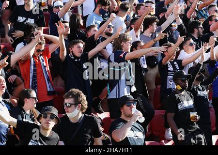 Adelaide, Australien, 11. Dezember 2021. Melbourne Victory-Fans in Aktion beim A-League-Fußballspiel der Runde 3 zwischen Adelaide United und dem Melbourne Victory FC im Coopers Stadium am 11. Dezember 2021 in Adelaide, Australien. Quelle: Peter Mundy/Speed Media/Alamy Live News Stockfoto