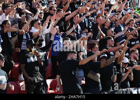 Adelaide, Australien, 11. Dezember 2021. Melbourne Victory-Fans in Aktion beim A-League-Fußballspiel der Runde 3 zwischen Adelaide United und dem Melbourne Victory FC im Coopers Stadium am 11. Dezember 2021 in Adelaide, Australien. Quelle: Peter Mundy/Speed Media/Alamy Live News Stockfoto