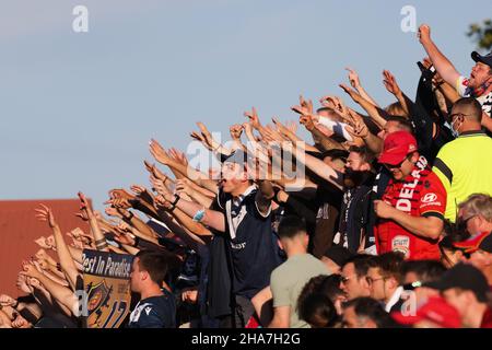 Adelaide, Australien, 11. Dezember 2021. Melbourne Victory-Fans in Aktion beim A-League-Fußballspiel der Runde 3 zwischen Adelaide United und dem Melbourne Victory FC im Coopers Stadium am 11. Dezember 2021 in Adelaide, Australien. Quelle: Peter Mundy/Speed Media/Alamy Live News Stockfoto