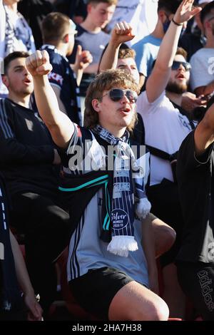 Adelaide, Australien, 11. Dezember 2021. Melbourne Victory-Fan in Aktion beim A-League-Fußballspiel der Runde 3 zwischen Adelaide United und dem Melbourne Victory FC im Coopers Stadium am 11. Dezember 2021 in Adelaide, Australien. Quelle: Peter Mundy/Speed Media/Alamy Live News Stockfoto