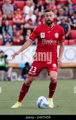 Adelaide, Australien, 11. Dezember 2021. Jacob Tratt von Adelaide United kontrolliert den Ball beim A-League-Fußballspiel der Runde 3 zwischen Adelaide United und dem Melbourne Victory FC im Coopers Stadium am 11. Dezember 2021 in Adelaide, Australien. Quelle: Peter Mundy/Speed Media/Alamy Live News Stockfoto