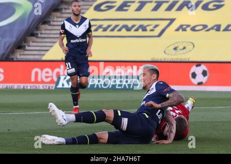 Adelaide, Australien, 11. Dezember 2021. Jason Davidson von Melbourne Victory wurde am 11. Dezember 2021 im Coopers Stadium in Adelaide, Australien, beim A-League-Fußballspiel der Runde 3 zwischen Adelaide United und dem Melbourne Victory FC angegangen. Quelle: Peter Mundy/Speed Media/Alamy Live News Stockfoto