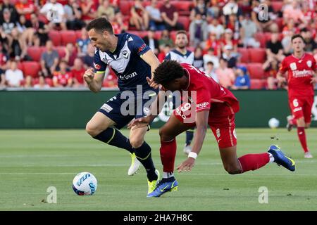 Adelaide, Australien, 11. Dezember 2021. Kusini Yengi von Adelaide United tackte während des A-League-Fußballmatches der Runde 3 zwischen Adelaide United und dem Melbourne Victory FC im Coopers Stadium am 11. Dezember 2021 in Adelaide, Australien. Quelle: Peter Mundy/Speed Media/Alamy Live News Stockfoto