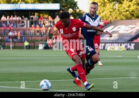 Adelaide, Australien, 11. Dezember 2021. Kusini Yengi von Adelaide United kontrolliert den Ball beim A-League-Fußballspiel der Runde 3 zwischen Adelaide United und dem Melbourne Victory FC im Coopers Stadium am 11. Dezember 2021 in Adelaide, Australien. Quelle: Peter Mundy/Speed Media/Alamy Live News Stockfoto