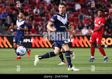 Adelaide, Australien, 11. Dezember 2021. Matthew Spiranovic von Melbourne Victory beobachtet den Pass während des A-League-Fußballmatches der Runde 3 zwischen Adelaide United und dem Melbourne Victory FC im Coopers Stadium am 11. Dezember 2021 in Adelaide, Australien. Quelle: Peter Mundy/Speed Media/Alamy Live News Stockfoto