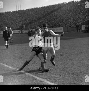 Bytom, 1969-11-16. W rozgrywkach i ligi pi³ki no¿nej na bytomskim stadionie dru¿yna z Bytomia Polonia pokona³a warszawsk¹ Legiê 3:2. Bramki dla Polonii zdobyli Konrad Bajger (z wolnego), Ryszard Grzegorczyk i Pawe³ Orzechowski a dla pokonanych Robert Gadocha i Kazimierz Deyna. NZ. akcja na boisku, zawodnicy Polonii w ciemnych koszulach z jasnymi rêkawami. uu PAP/Stanis³aw Jakubowski Bytom, 16. November 1969. Fußball. Polonia Bytom (dunkle Hemden) schlug Legia Warszawa 3:2 zu Hause in einem 1st-Division-Spiel. Tore für Polonia: Konrad Bajger (Freistoß), Ryszard Grzegorczyk und Pawel Orzechowski. Für Stockfoto