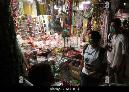 Kalkutta, Indien. 10th Dez 2021. Ein Verkäufer arrangiert Weihnachtsdekorationen an seinem Stand auf einem Markt in Kalkutta. (Bild: © Dipa Chakraborty/Pacific Press via ZUMA Press Wire) Stockfoto