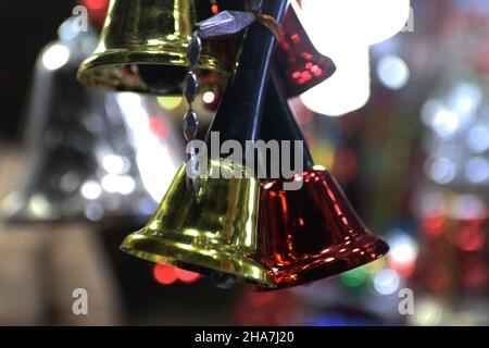 Kalkutta, Indien. 10th Dez 2021. Die Leute kaufen Weihnachtsdekorationen an einem Stand auf einem Markt in Kalkutta. (Bild: © Dipa Chakraborty/Pacific Press via ZUMA Press Wire) Stockfoto