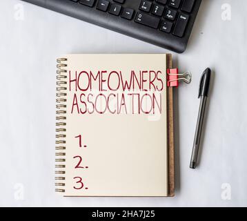 Inspiration zeigt Zeichen Homeowners Association. Wort geschrieben über Organisation mit Gebühr für die Pflege der Gated Community leeres Open Journal mit Einem Clip Stockfoto