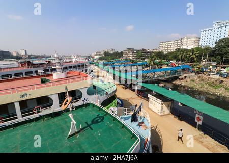 Sadarghat liegt am Ufer des Flusses Buriganga. Es ist bekannt als der größte und verkehrsreichste Flusshafen in Bangladesch Stockfoto