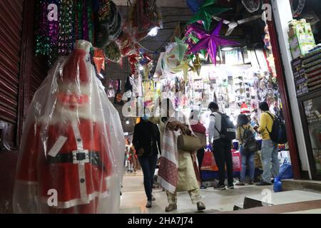 Kalkutta, Indien. 10th Dez 2021. Die Leute kaufen Weihnachtsdekorationen an einem Stand auf einem Markt in Kalkutta. (Bild: © Dipa Chakraborty/Pacific Press via ZUMA Press Wire) Stockfoto