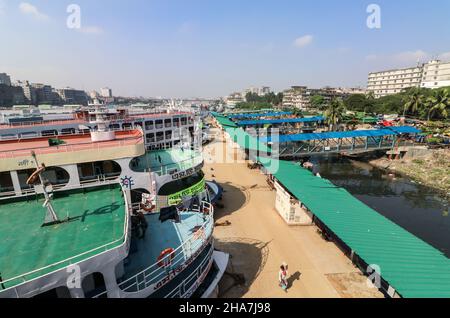 Sadarghat liegt am Ufer des Flusses Buriganga. Es ist bekannt als der größte und verkehrsreichste Flusshafen in Bangladesch Stockfoto