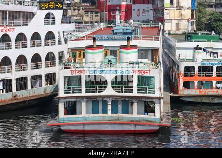 Dhaka, Bangladesh : der Buriganga-Fluss ist immer mit Holzbooten und Passagierfähren voll Stockfoto