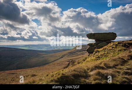 NOE Stool blickt auf Edale Head am Rande von Kinder Scout im Derbyshire Peak District in Großbritannien Stockfoto
