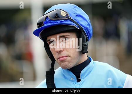 Chester Williams, der am zweiten Tag des Internationalen Treffens auf der Pferderennbahn Cheltenham die interne De Sivola zum Sieg in der JCB Triumph Trial Juvenile Hürde ritt. Bilddatum: Samstag, 11. Dezember 2021. Stockfoto