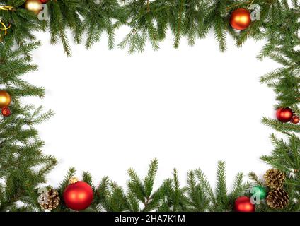 Weihnachtsrahmen aus Tannenzweigen, Kugeln und Zapfen auf weißem Hintergrund Stockfoto