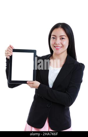 Glückliche asiatische Frau hält digitale Tablette und Blick auf die Kamera. Isoliert auf weißem Hintergrund. Erfolgreiche Geschäftsfrau, die selbstbewusst und lächelnd aussieht. Stockfoto