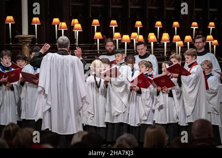 London, Großbritannien. 10th. Dezember 2021. Vor dem jährlichen Weihnachtskonzert „Sankta Lucia“ treten Chormeister des St. Paul's Cathedral Choir auf. Der heutige Chor besteht aus rund dreißig singenden Knaben und zwölf Erwachsenen. Kredit: Guy Corbishley/Alamy Live Nachrichten Stockfoto