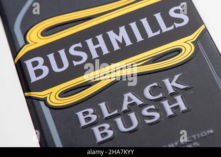 EDINBURGH, SCHOTTLAND - 10. DEZEMBER 2021: Schachtel mit IRISCHEM Whisky AUS dem SINGLE Malt-WHISKEY VON BUSHMILLS Stockfoto