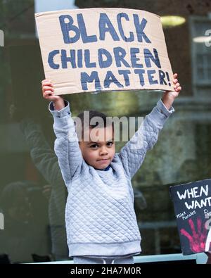 BLM-Kinderprotestierende mit schwarzem Plakat zur Kindermunterlichkeit London 2020 Stockfoto