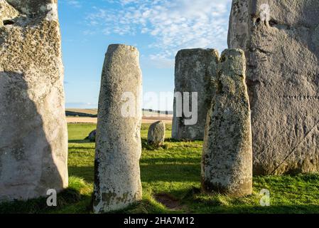 Stonehenge Bluesteine und Sarsen Steine an einem sonnigen Tag 2021 Stockfoto
