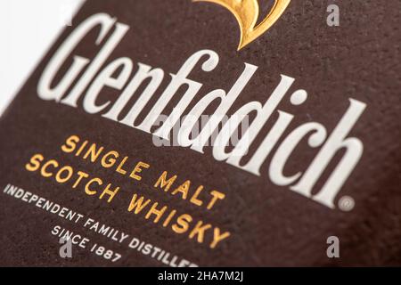 EDINBURGH, SCHOTTLAND - 10. DEZEMBER 2021: Box mit 18 Jahre altem Glenfiddich Single Malt Scotch Whisky Stockfoto
