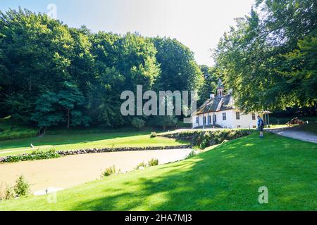 Vordingborg: Liselund Landschaftspark, Gammel Slot (Alter Palast, altes Herrenhaus), Teich, Ente, Enten, Enten, Enten, In Liselund, Moen, Dänemark Stockfoto