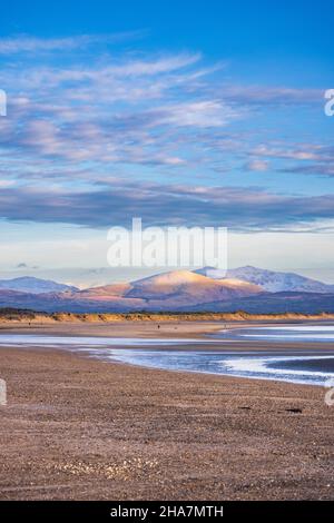 Newborough Beach bei Ebbe mit Mount Snowdon im Hintergrund, Isle of Anglesey, Nordwales Stockfoto