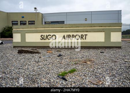 SLIGO, IRLAND - OKTOBER 12 2021 - der Flughafen Sligo ist ein kleiner Flughafen an der Westküste Irlands. Stockfoto