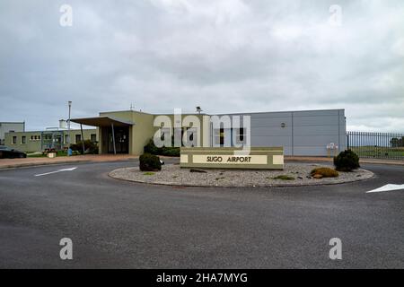 SLIGO, IRLAND - OKTOBER 12 2021 - der Flughafen Sligo ist ein kleiner Flughafen an der Westküste Irlands. Stockfoto