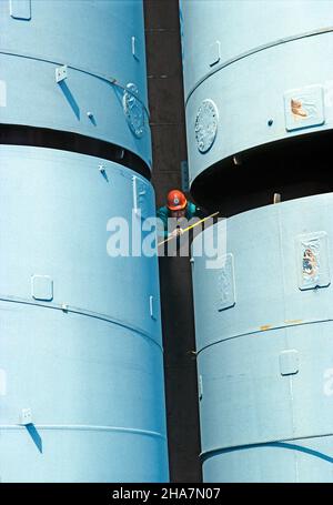 Schweres Anlagenteil, Reaktor Kessel Rohr, der Verladung in ein Lash-Schiff in den Hafen Deggendorf, Donau, Bayern, Deutschland. Stockfoto