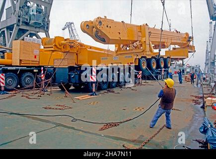 Schwere Ladung, ein mobiler Kran, wird auf das Oberdeck eines Ro-Ro-Schiffes im Hamburger Hafen verladen. Stockfoto