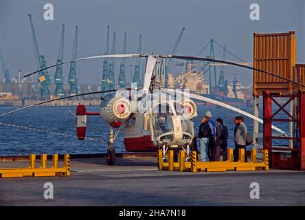 Der Interflug-Hubschrauber wird am JordabergTerminal im Hamburger Hafen für die Roro-Verladung vorbereitet. Stockfoto