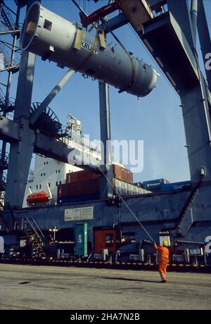 Schwerkraftwerkskomponente, Boiler Tube, wird am Eurogate Container Terminal im Hamburger Hafen an Bord eines Containerschiffes gehoben. Stockfoto