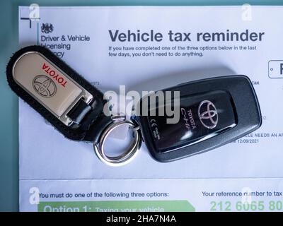 Fahrer- und Fahrzeuglizenzbehörde, DVLA-Kfz-Steuer, Kfz-Steuer-Erinnerung, mit Kfz-Schlüsselanhänger Stockfoto