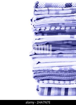 Stapel von Bettwäsche Küchentücher isoliert auf weißem Hintergrund. Farbe 2022 Jahre, sehr peri, violett Stockfoto
