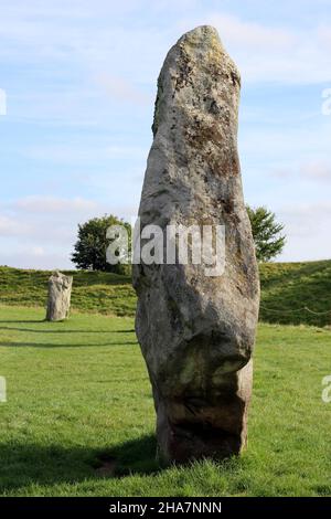 Avebury henge, das drei Steinkreise hat, darunter den größten neolithischen Steinkreis der Welt. Wiltshire, Großbritannien (nahe Stonehenge) Stockfoto