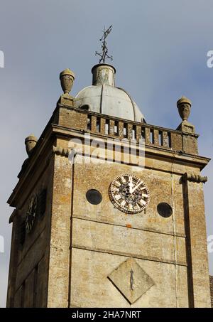 St. Lawrence's Church in Bourton-on-the-Water, Cheltenham. Auf dem Gelände steht seit dem 8th. Jahrhundert eine Kirche, der heutige Turm stammt aus dem Jahr 1784 Stockfoto