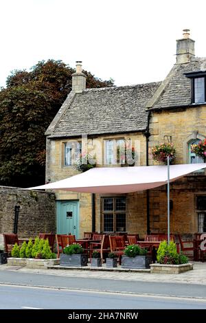 The Old New Inn - ein traditionelles Gasthaus (Hotel) im Cotswolds Dorf Bourton-on-the-Water Stockfoto