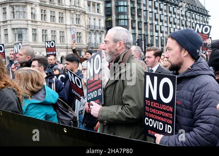 Parliament Square, London, Großbritannien. 11th Dez 2021. Auf dem Parliament Square in London protestieren Menschen gegen den Covid-Pass. Kredit: Matthew Chattle/Alamy Live Nachrichten Stockfoto
