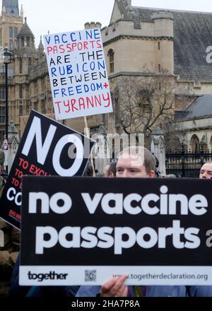 Parliament Square, London, Großbritannien. 11th Dez 2021. Auf dem Parliament Square in London protestieren Menschen gegen den Covid-Pass. Kredit: Matthew Chattle/Alamy Live Nachrichten Stockfoto