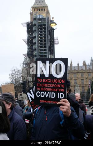 Parliament Square, London, Großbritannien. 11th Dez 2021. Auf dem Parliament Square in London protestieren Menschen gegen den Covid-Pass. Kredit: Matthew Chattle/Alamy Live Nachrichten Stockfoto