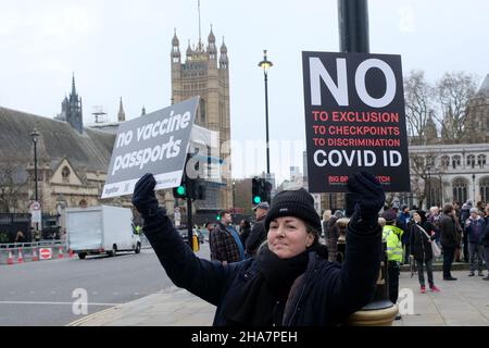Parliament Square, London, Großbritannien. 11th Dez 2021. Auf dem Parliament Square in London protestieren Menschen gegen den Covid-Pass. Kredit: Matthew Chattle/Alamy Live Nachrichten Stockfoto