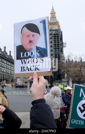 Parliament Square, London, Großbritannien. 11th Dez 2021. Auf dem Parliament Square in London protestieren Menschen gegen den Covid-Pass. Kredit: Matthew Chattle/Alamy Live Nachrichten Stockfoto