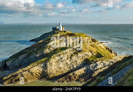 Der Mumbles Lighthouse am dritten Felsen in die Swansea Bay auf der Gower Peninsula im Süden von Wales Stockfoto