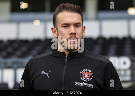 Derby, Großbritannien. 11th Dez 2021. Chris Maxwell #1 von Blackpool kommt am 12/11/2021 im Pride Park in Derby, Großbritannien an. (Foto von Mark Cosgrove/News Images/Sipa USA) Quelle: SIPA USA/Alamy Live News Stockfoto